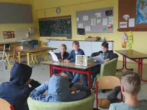 Schüler der Klasse 6b lesen in der Grundschule Ebrach
