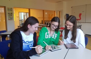 Anna Jäger, Nadine Lunz und Laura Polster bei der Arbeit; Foto: M. Nitzsche